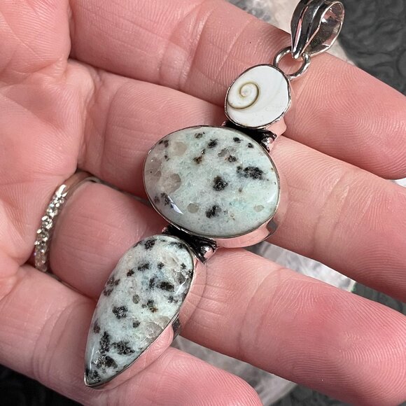 Shiva Eye Shell and Kiwi Jasper Pendant Stone Crystal Jewelry - Picture 6 of 7